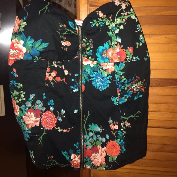 🚨2/$20 Front zipped floral shirt